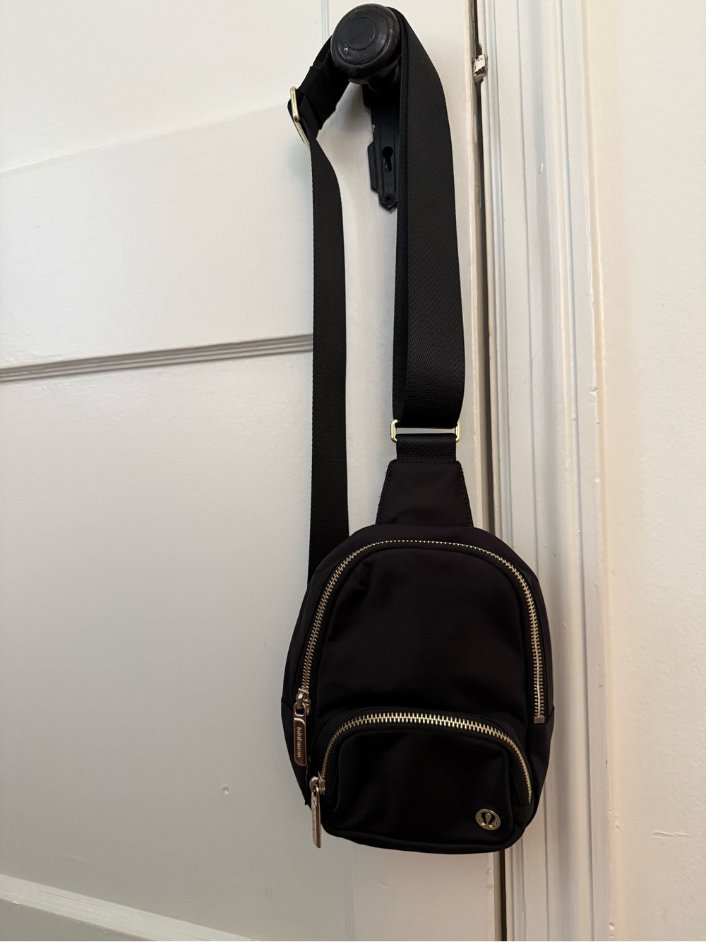 Everywhere Small Sling Bag in Black/Gold. Like new!